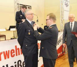 Landesjugendwart Frank Aribert Köbschull steckt Stefan Kothe seine Auszeichnung an