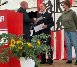 von links nach rechts: Lars Mudra (Amtswehrführer), Thomas Grund (Ortswehrführer Gahry), Manuela Mahnke (Amtsdirektorin)