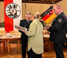 Simone Taubenek ehrt Kameraden zu 70 Jahren treue Dienste, rechts Stadtwehrführer Jörg Baumgart
