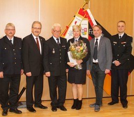 v.l. Kreisbrandmeister Kam. Wolfhard Kätzmer, Landrat Harald Altekrüger, Stadtbrandmeister Kam. Andreas Britze, Kamd. Ines Kling, allg. Stellv. des Bürgermeisters Jens Handreck und Vorsitzender des UV 2 Kam. Matthias Geigk