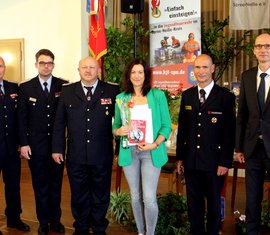 Das Förderschild "Partner der Feuerwehr" konnte Manuela Struck von der Gaststätte "Wolfshainer Hof" in Wolfshain von LFV Vizepräsident Frank Kliem entgegennehmen.