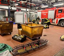 Gefahrstoffeinheit baut Dekontaminierung auf