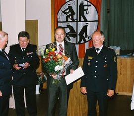 Reinhard Lehmann wird mit der Feuerwehr-Ehremedaille des DFV geehrt