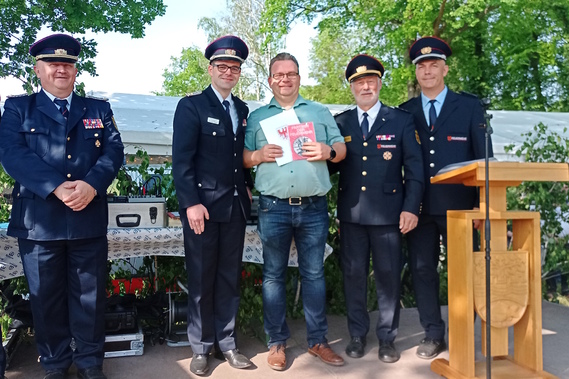 LFV-Präsident Rolf Fünning überreicht die Plakette