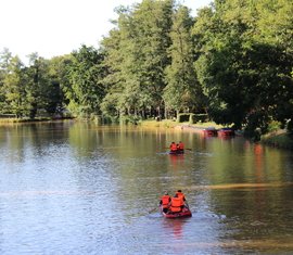 Spremberger Feuerwehr übt die Rettung verunfallter Personen auf dem Gewässer