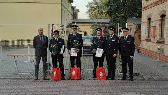 v.l.n-r Bürgermeister Jörg Rakete, stellv. OWF Klemens Nennewitz, stellv. OWF Marcel Reif, OWF Sebastian Forkert, Vorstandsvorsitzender KFV Spree-Neiße Robert Buder, Amtswehrführer Lars Mudra