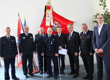 vlnr: Jernou Chahin (Amtswehrführung Döbern-Land), Siegmund Rückmann (Stellvertretender Vorsitzender des KFV), Stefan Grothe (Kreisbrandmeister), Martin Rein, Frank Stolper (Abteilungsleiter MIK), Harald Altekrüger (Landrat SPN), Werner-Siegwart Schippel (Präs. LFV BB), Carsten Billing (Ordnungsdezernent Landkreis)