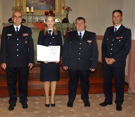 Der stellvertretende Vorsitzende des KFV SPN, Siegmund Rückmann (links), der stellvertretende Kreisbrandmeister Mathias Voigt (2.v.r.) und Gemeindebrandmeister Carsten Magister (r) gratulieren Melanie Srocka zum Leistungsabzeichen