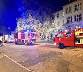 Einsatzfahrzeuge vor der Lausitz Klinik in der Robert Koch Strasse bei der Herbstübung in der Klinik Lausitz Forst