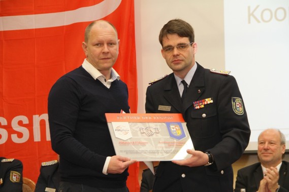 Ein Symbol für die Partnerschaft: Ronny Heppchen (l) und Robert Buder (r) feiern die erste Fördermitgliedschaft im KFV SPN eV