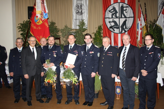 vlnr: Ehren-KBM Wolfhard Kätzmer, Landrat Harald Altekrüger, KBM Stefan Grothe, Silvo Rotter, Rico Nowka, KFV-Vorsitzender Robert Buder, LFV-Präsident Werner-Sigwart Schippel, Neuhausens Bürgermeister Dieter Perko, SJW Nico Hammel