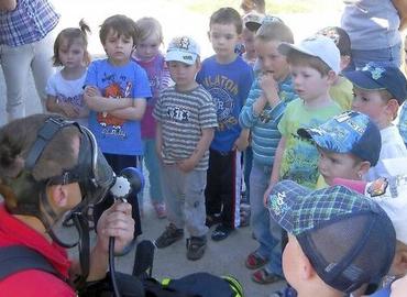 Was tun, wenn es brennt? Nico Hammel und sein Kollege von der Feuerwehr spielten mit den Kindern einen ganzen Vormittag Situationen durch.