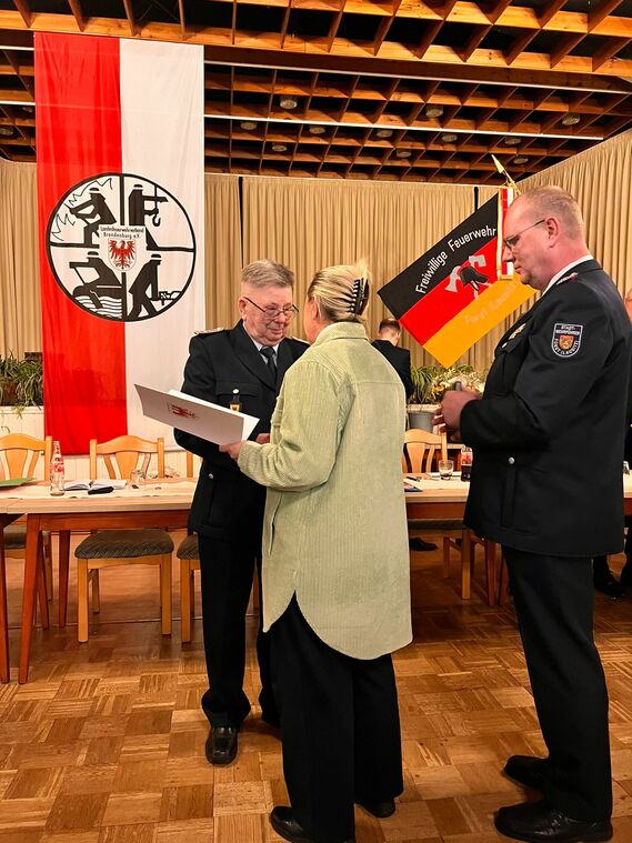 Simone Taubenek ehrt Kameraden zu 70 Jahren treue Dienste, rechts Stadtwehrführer Jörg Baumgart