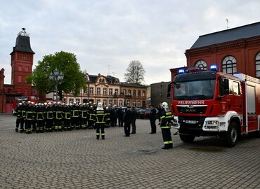 Die Einsatzabteilung nimmt das neue Tanklöschfahrzeug in Empfang