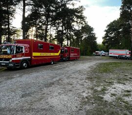 Wipfel-BRAND 2025, Freitag, die Einsatzleitwagen Typ2 sowie die Führungsunterstützungs-Einheiten der Landkreise sind angereist.