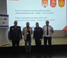v.l.n.r. Jörg Baumgart (Stadtwehrführer Forst) Feuerwehr Lubsko - Brody, Chris Bertko (Sachgebiet Brandschutz Stadt Forst), Ray Doebis (OWF Forst),