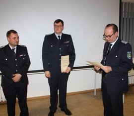 Gemeindewehrführer Steffen Theiler beruft Christoph Rother (l) und Christian Otte offiziell zum neuen Führungsteam der Ortswehr