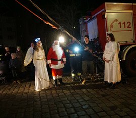 Mit Fachkräftiger Unterstützung wird das Weihnachtslicht am Aufzugsseil befetigt ...