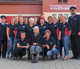 Gruppenbild vorm Gerätehaus