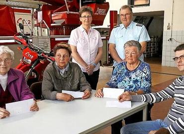 Sylke Koal und Bernd Frommelt (hinten) konnten in Namen von Stadt und Feuerwehr die Spende überreichen an Anita Renz, Monika Kuhnt, Rosemarie Martinek und Waldemar Schiemenz (von links).