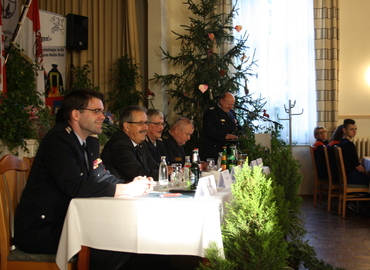 Gute Stimmung bei der Eröffnung durch Kreisbrandmeister Stefan Grothe (am Pult). Auf dem Präsidium: Robert Buder (Vorsitzender KFV), Harald Altekrüger (Landrat), Wolfhard Kätzmer (Ehren-KBM) und Werner-Sigwart Schippel (Präsident LFV)