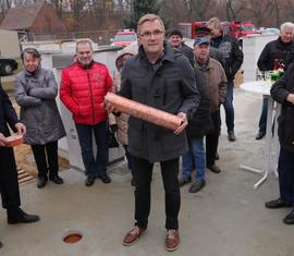 Der Bürgermeister der Gemeinde Kolkwitz, Karsten Schreiber, versenkte die bei der Grundsteinlegung die Hülse mit Tages- und Wochenzeitung, Amtsblatt, Jahrbuch der Gemeinde und Hänchener Chronik.