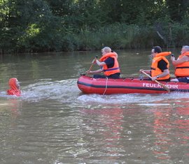 Spremberger Feuerwehr übt die Rettung verunfallter Personen auf dem Gewässer