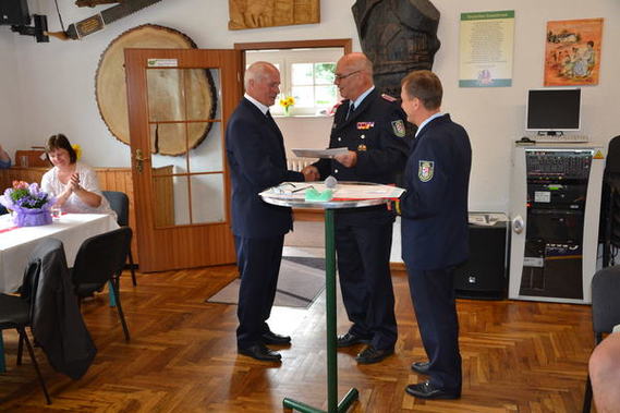 Der stellvertretende Vorsitzende Kam. Siegmund Rückmann des KFV SPN und der Schatzmeister des KFV SPN Kam. Edgar Maetschke zeichnen Kam. Lothar Hopka aus.