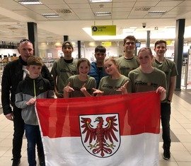 Die Delegation mit der Brandenburgischen Fahne