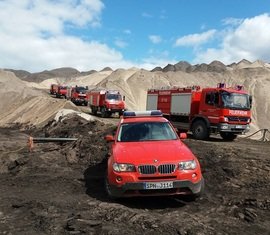 Alle Fahrzeug auf der Zufahrt zur Grubenarbeitsebene im Tagebau Welzow Süd.