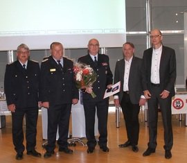 v.l. Wolfhard Kätzmer (Kreisbrandmeister), Werner-Siegwart Schippel (LFV Präsident), Siegmund Rückmann (OW Klein Gaglow), Jens Handreck (allgemeiner Stellvertreter des hauptamtlichen Bürgermeisters der Stadt Forst (Lausitz)) und Carsten Billing (Dezernet für Wirtschaft, Finanzen, Ordnung, Sicherheit und Verkehr des LK SPN)