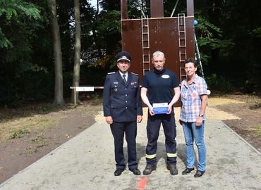 Können stolz die Plakette anbringen als Zeichen der Zusammenarbeit Der Vorstand für Geschäftsführung des KFV SPN e.V. Dr. Holger Bialek, Kay-Uwe Struck und die Vorsitzende der LAG SPN Janina Sembol