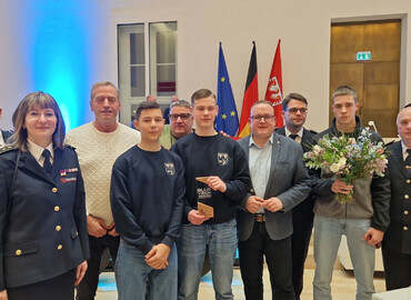 Vertreter KBM, KFV und der BOS Schule mit Julian Brüning und dem Award
