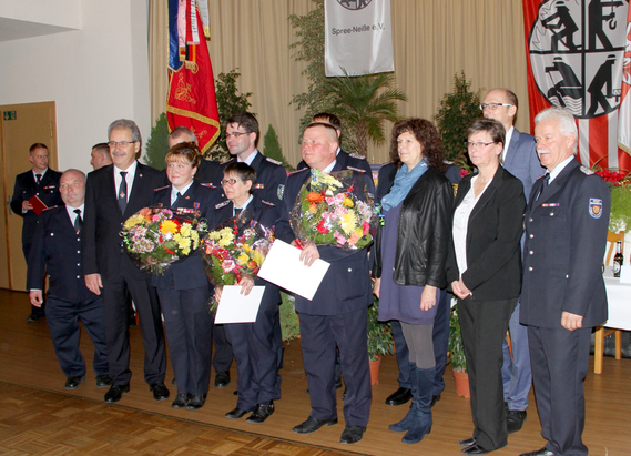 Christine Sehmisch (FFW Forst/Lausitz), Angela Moschner (FFW Guben) und Rainer Janitza (FFW Radewiese) im Kreis der Gratulanten