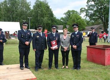 von Links: Marcus Weber (Amtswehrführer Burg (Spreewald), Werner-Siegwart Schippel (Präsident Landesfeuerwehrverband Brandenburg e.V.), Volker Gohrenz (Ortswehrführer Schmogrow), Petra Krautz (Amtsdirektorin Burg (Spreewald)), Robert Buder (Vorsitzender Kreis­feuerwehr­verband Spree-Neiße e.V.)