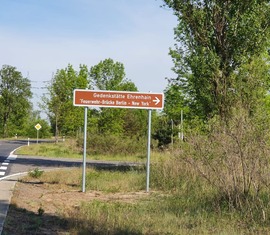 Ein Hinweisschild führt Autofahrende zum Ehrenhain