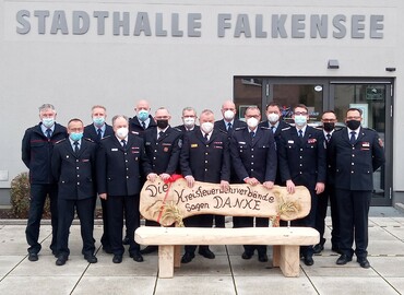 Die Vorsitzenden der Kreis- und Stadtfeuerwehrverbände schenken Werner-Siegwart Schippel eine Bank