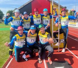 Jubelnde Gesichter der Männer vom Team Lausitz 
über Platz 1 und 3 in der 4x100m-Feuerwehrstaffel