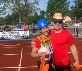 Kirsten Noack vom Team Brandenburg mit ihrem Ehemann nach 
dem Meistertitel im 100m-Hindernislauf