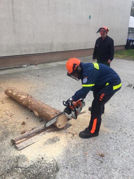 Erste Schnittversuche auf dem Hof des Technischen Hilfswerkes in der Gubener Straße in Forst (Lausitz)