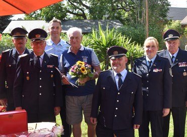 Die GratulantInnen der Feuerwehr gemeinsam mit dem Geburtstagskind