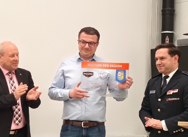 Bürgermeister Fred Mahro, Werkleiter Mateusz Wozniak und Frank Mehlow (KFV) bei der Übergabe des Partnerschaftschildes