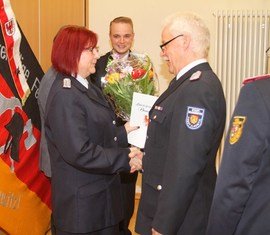 Glückwünsche erhält Kamd. Katrin Kraljic vom Stadtbrandmeister Kam. Andreas Britze