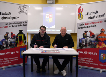 Robert Buder und Lars Mudra unterzeichnen die Kooperationsvereinbarung