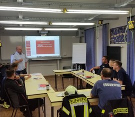 Theoretischer Unterricht durch Kreisbrandmeister Stefan Grothe