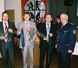 Ein Feuerwehrbinder für Herrn Lehmann, Herrn Schmat und Herrn Besser von der Sparkasse Spree-Neiße ein Zeichen der Partnerschaft