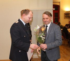 Glückwünsche erhält Kam. Matthias Geigk vom allg. Stellv. des Bürgermeisters Jens Handreck