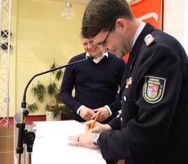 Eine historische Unterschrift: Ronny Heppchen (l) und Robert Buder (r) unterzeichnen den Kooperationsvertrag zur ersten Fördermitgliedschaft im KFV SPN eV