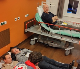 Patientenbetreuung bei der Herbstübung in der Klinik Lausitz Forst, darunter Statisten die bettlägrige Patienten miemen.