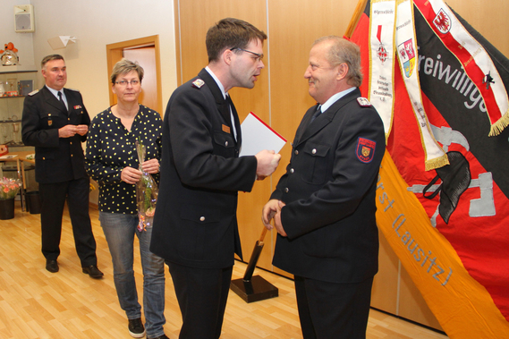Vorstandsvorsitzender Robert Buder gratuliert Frank Gühler